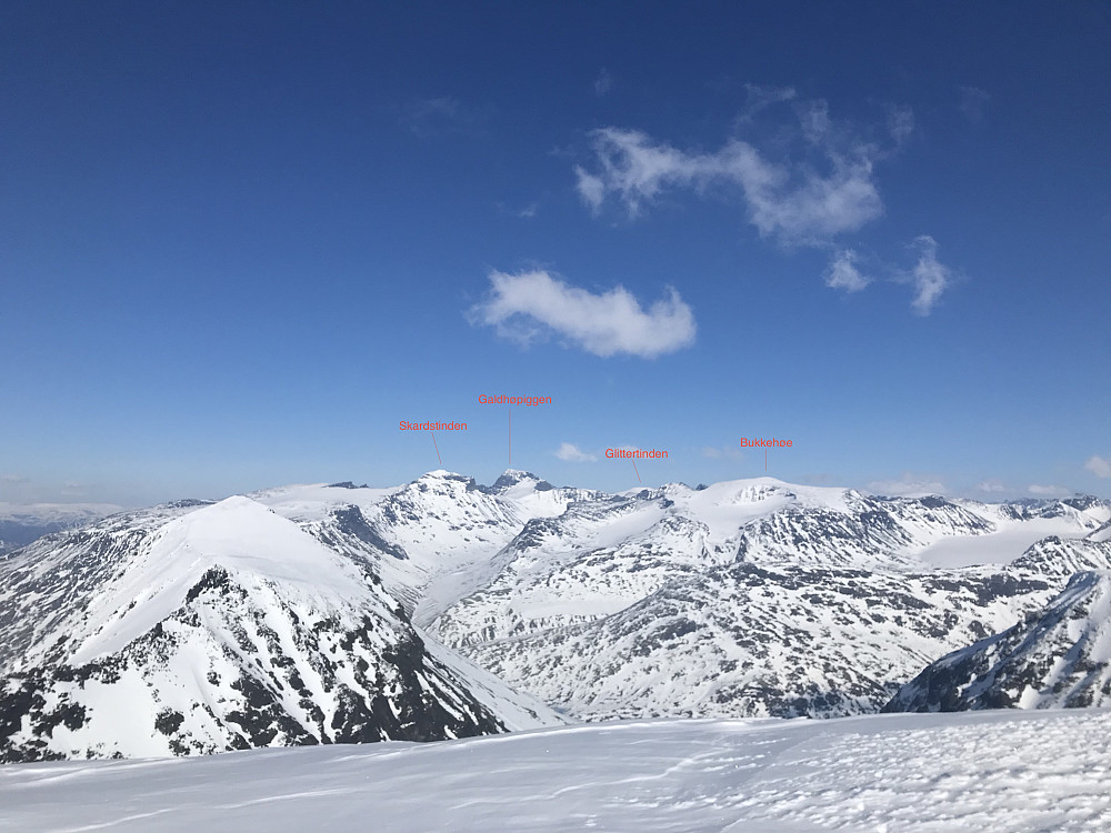 Utsikt over til de kjente fjellene.