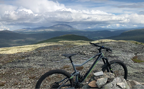 På toppen mot Heidalsmuen og Murudalen