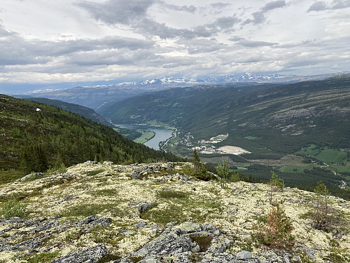 Utsikt ned mot E6 like sør for Otta. Formokampen og Rondane i bakgrunnen.