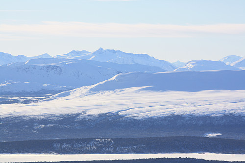Jotunheimen. Blant annet Tjønnholstinden og Høgdebrotet øverst i bildet.