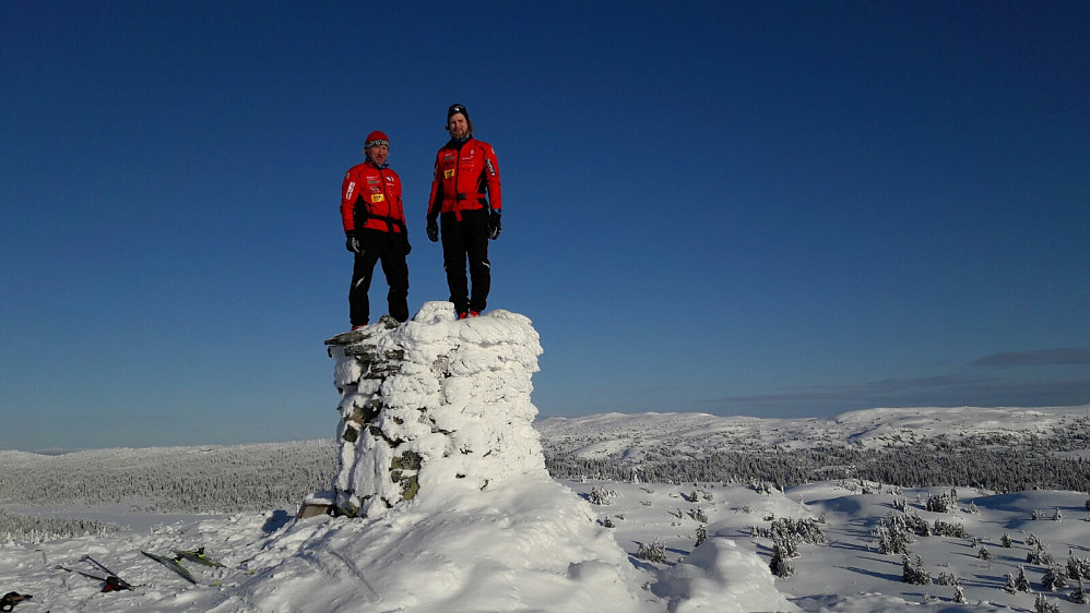 Tøffinger på toppen av varden på Kjettberget