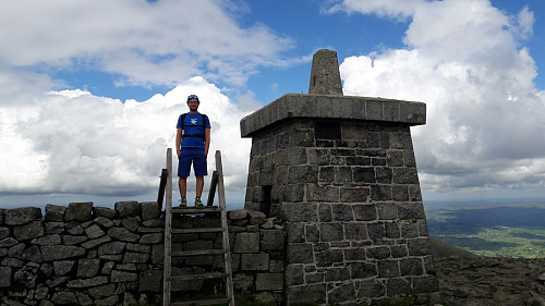 Hans Thorvald ved steinhytta/tårnet på toppen av Slieve Donard