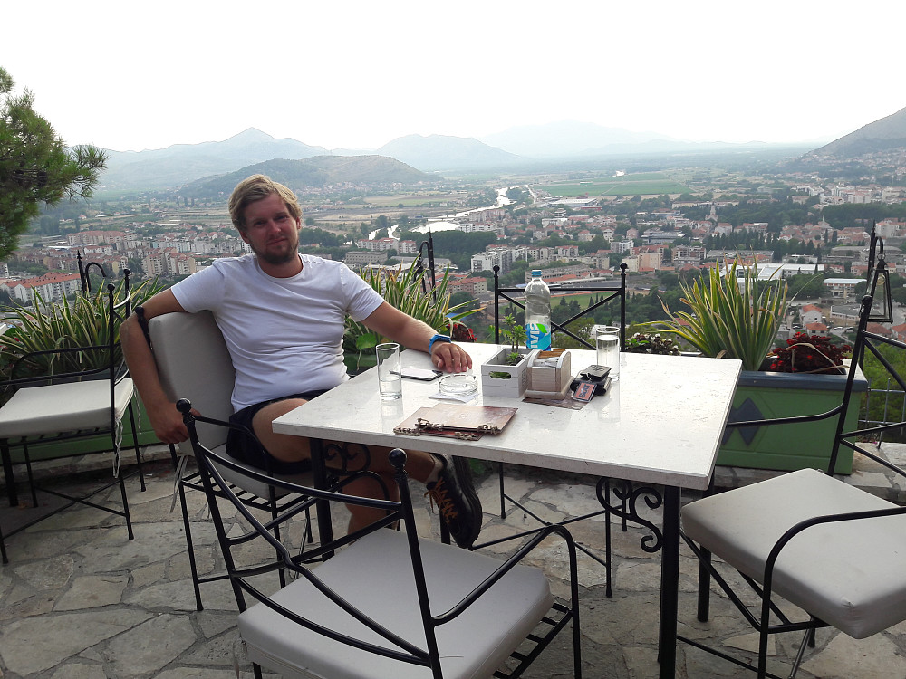 Flott utsikt over Trebinje fra restauranten