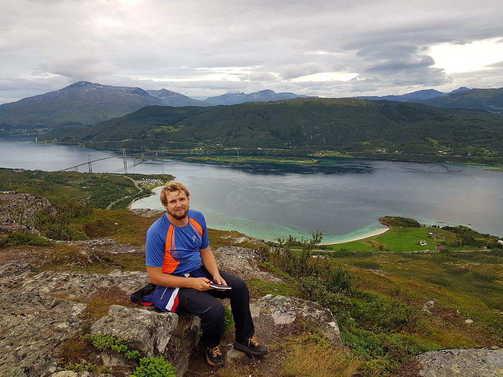 Fra toppen, Tjeldsundbrua i bakgrunnen