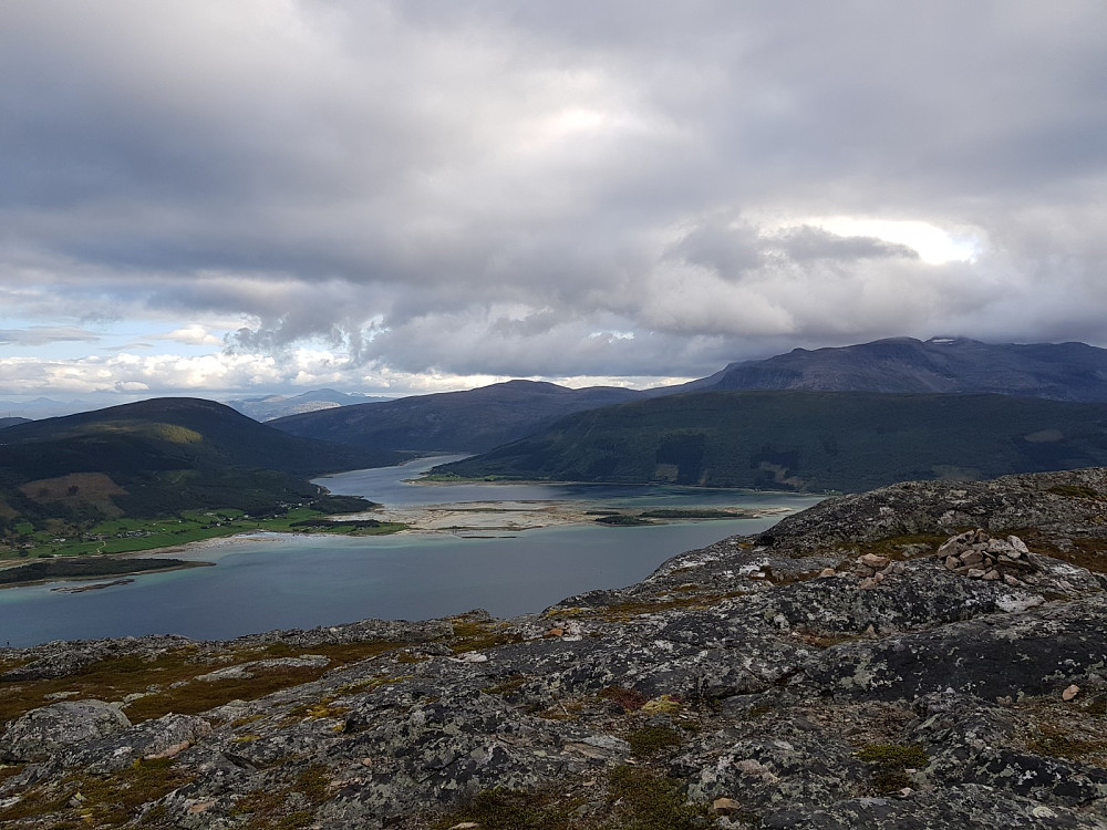 Utsikt mot Fjelldal, Siriskolten og Jotind