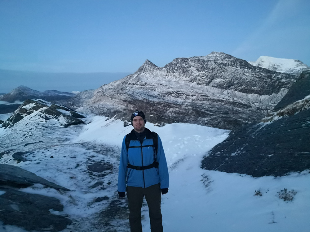 På toppen av Huvetoppen. Rismålstinden i bakgrunnen.