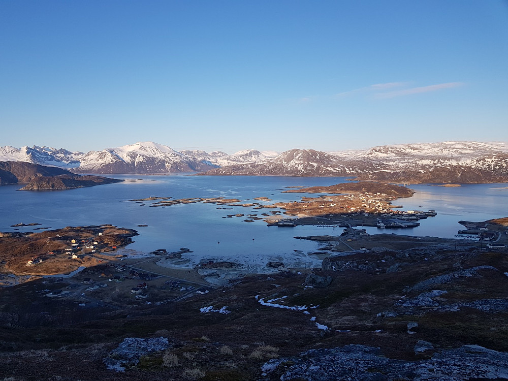 Utsikt mot Hillesøya og Sommarøy