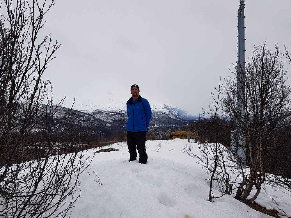 Hans Thorvald på toppen av Storåsen. En del snø på toppen