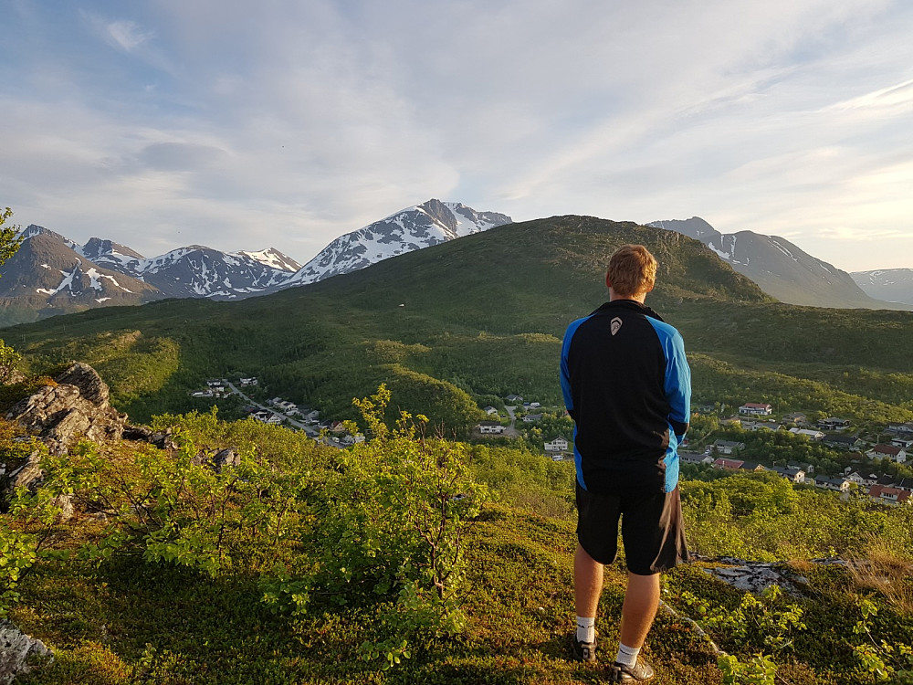 Fra Stussnesfjellet mot Skjervøyas høyeste topp og Store Kågtinden