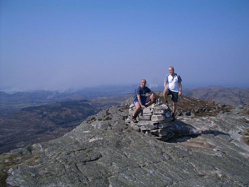 Skogbranner herjer i bakgrunnen