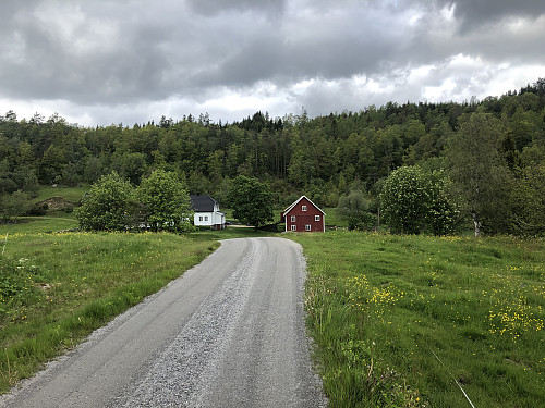 Gården Espeland. Følg veien gjennom tunet.