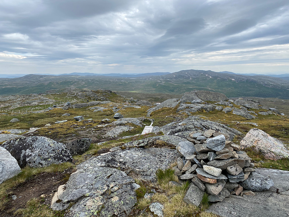 Utsikt fra toppen mot Finnvollheia og reingjerdene