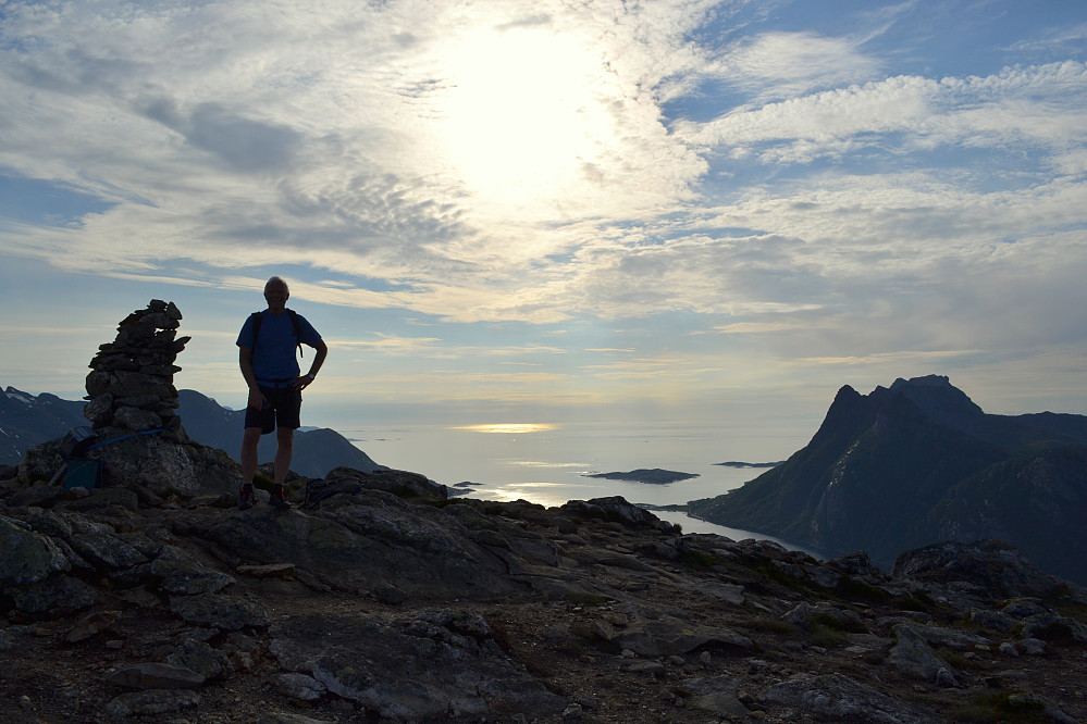 Utsikt mot Kjerringøy fra toppen.