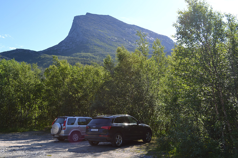 Vi parkerte på Låter, og kunne allerede se målet vårt i bakgrunnen.