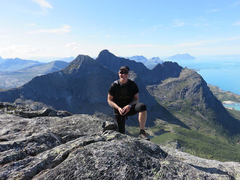 Pappa foran de majestetiske Strandåtindan.