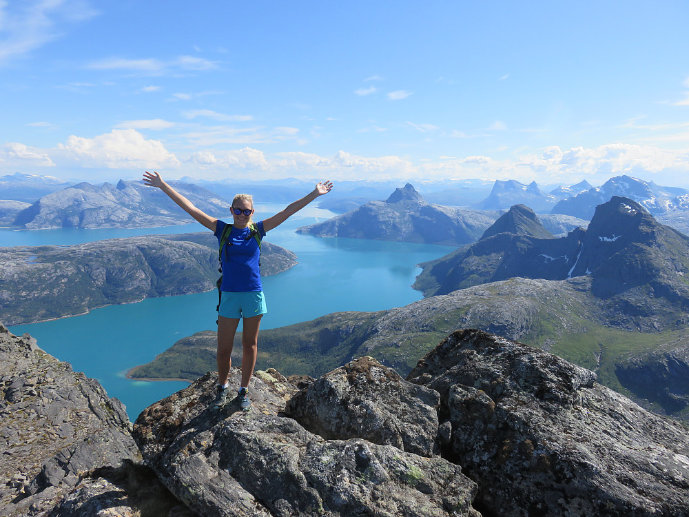 Lyseblå fjord og fjell så langt øyet kan se - finnes ikke vakrere.