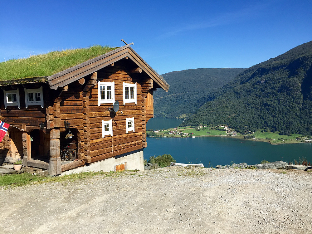 Oppe ved Åberge. Jeg var med ei venninne på visning her noen dager tidligere, og ble helt blåst vekk av hvor vakkert det var.