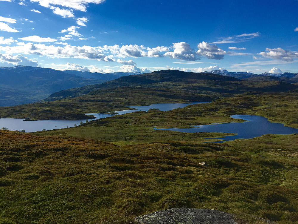 Åpent terreng på høyfjellet, slik jeg liker det best fra Nord-Norge. Jeg fant en perfekt teltplass ved vannet til venstre, Halsavatnet.