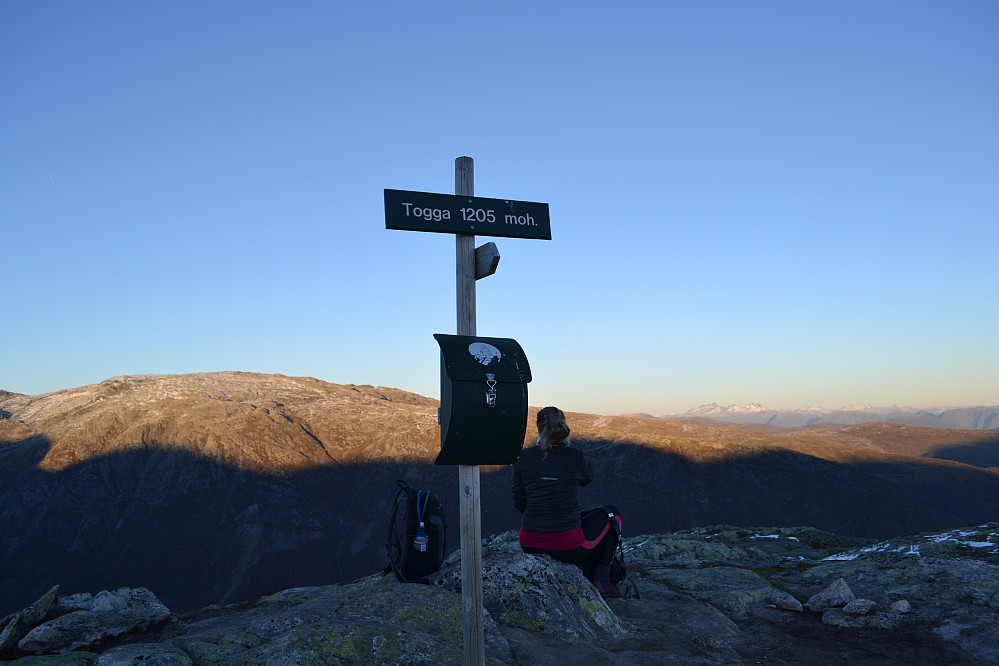 På toppen! Vi møtte ei jente på vei opp, som også studerte i Sogndal, og slo følge med henne resten av turen. Utrolig hyggelig å bli kjent med folk ute!