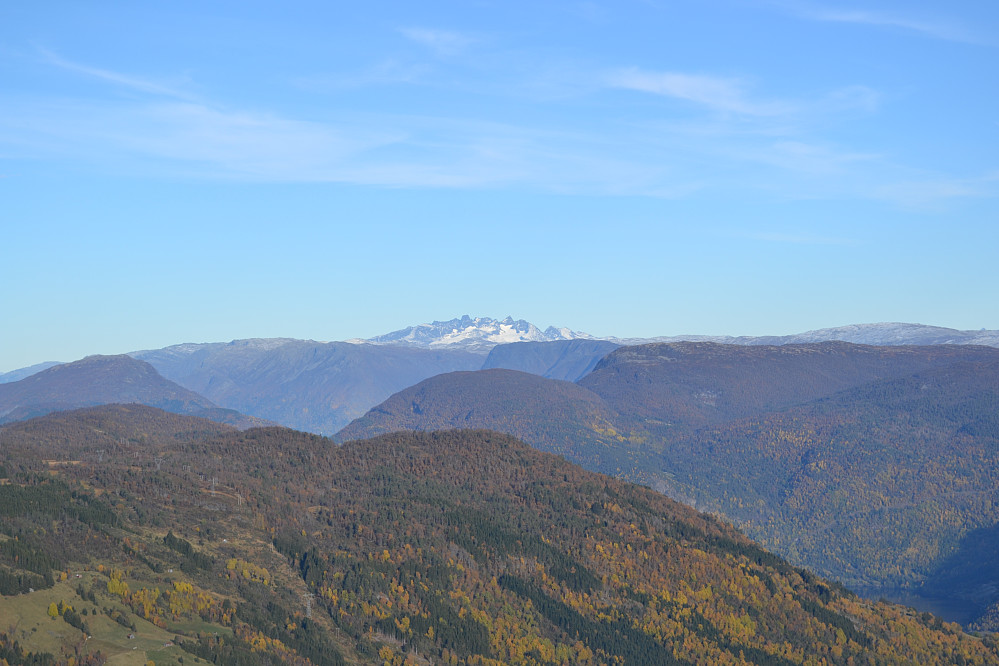 Og selvfølgelig Hurrungane, som man kan se fra omtrent alle topper som nærmer seg 1000 m.o.h. her!