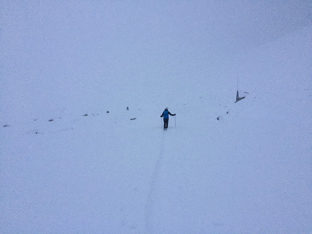 Mye tåke og flatt lys på vei ned gjorde det vanskelig å finne veien, så vi valgte tryggeste vei framfor leken nedkjøring. Det har vi til gode til en bedre dag i vinter ;-)