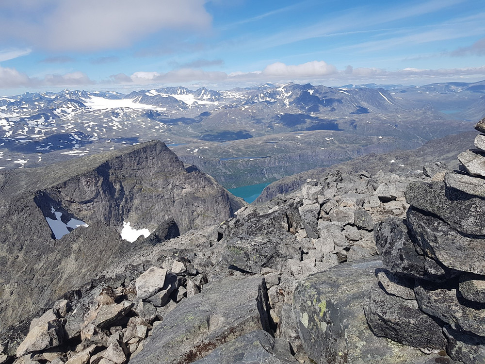 Mot nord fra Store Knutsholstinden. Her ser man ruta mot Midtre. Vanskelig å se men jeg kom opp på Midtre litt til venstre for en markert vertkal sprekk rett til venstre under toppen