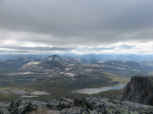 Mange fine fjell å skue fra Snota, Neådalssnota stikker opp i litt til venstre for midten og helt bak på høyre side sees Trolla, Kongskrona og Dronningskrona