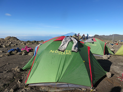 Tørking av tøy før avreise fra Shira 2, Mount Meru i bakgrunnen