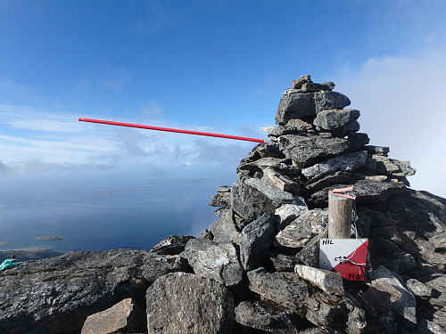 Lovund skimtes i bakgrunnen