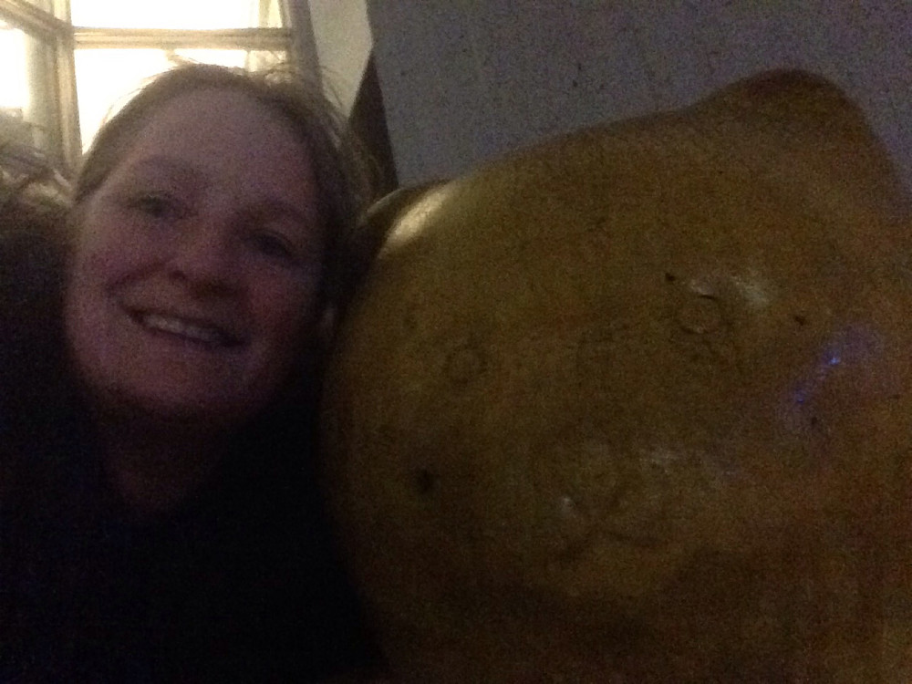 Selfi sammen med bjørnestatue utenfor biblioteket