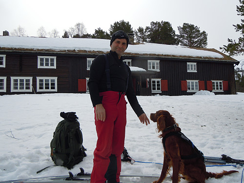 Rune og Shogun utenfor den betjente delen av Trollheimshytta