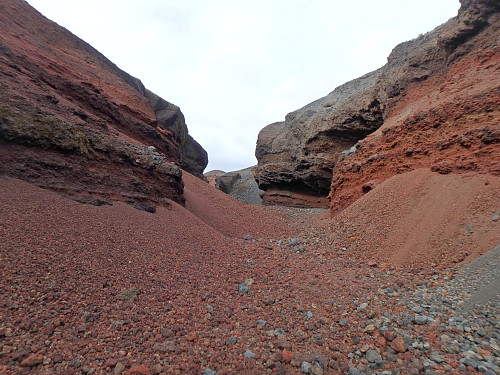 Rød canyon som vi gikk gjennom for å komme til Eskkrateret
