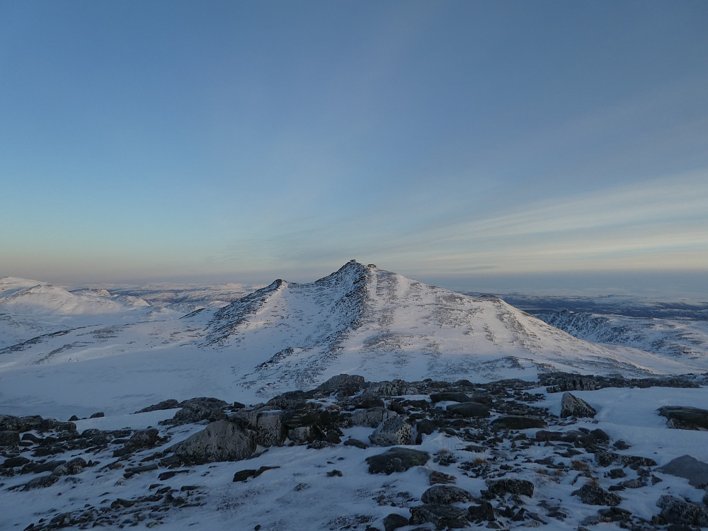 Den ubetjente DNT hytta Nordlysobservatoriet Haldde ligger på toppen av Halde 907 moh. 