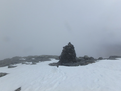 Stor varde på toppen av Lurfjelltind