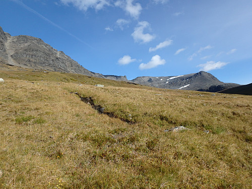 Vassdalsfjellet nærmer seg. Hakket som å passeres hvis man velger å gå opp vestryggen sees godt midt i bildet