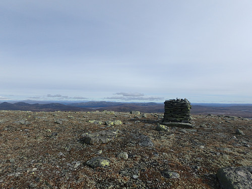 Stor varde på toppen av Nørdre Langsua