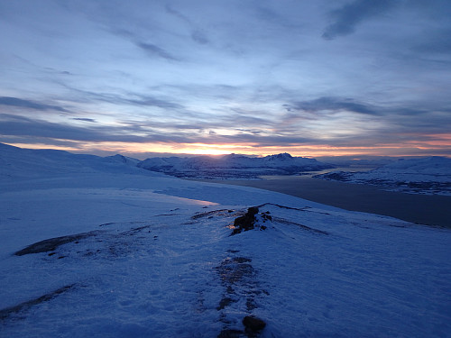 Fint med sola over Malangenhalvøya fra toppen av Fløya