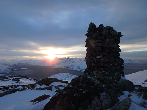 Utsikt mot store Blåmann og mange andre fine fjell samt sola