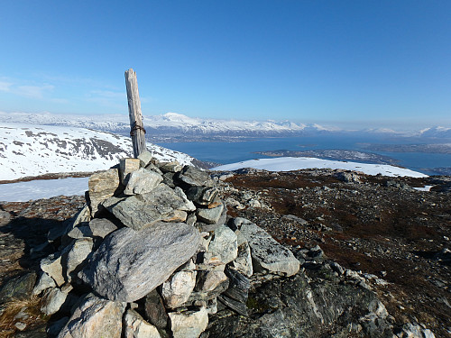Fastlandet og Tromsdalstind sett fra toppen av storbogtind