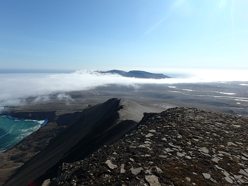 Utsikt sørover fra Urd, Alfredfjellet og Hambergfjellet titter opp av tåka
