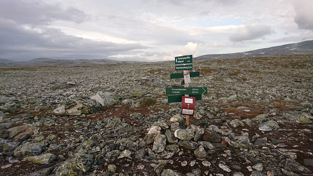 Tromsøs geografiske midtpunkt med stier videre til flere turmål