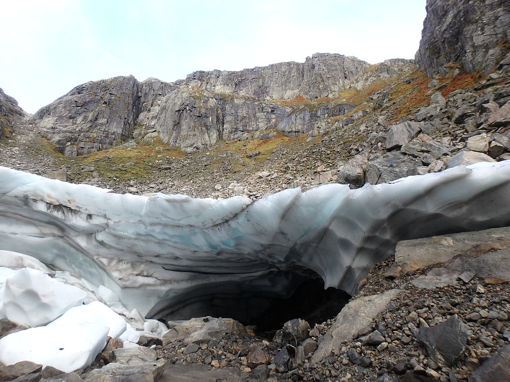 Isen i bunnen av dalbotn, gikk opp skråning til høyre i bildet