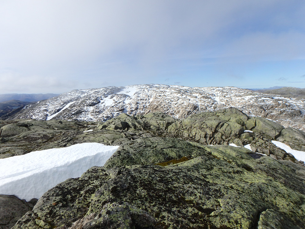 Utsikt mot Langedalsfjellet fra varden vest på Langedalsbreen