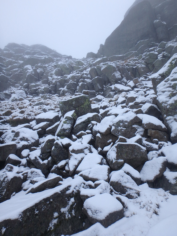Bratt snødekt steinur nær toppen som måtte forseres