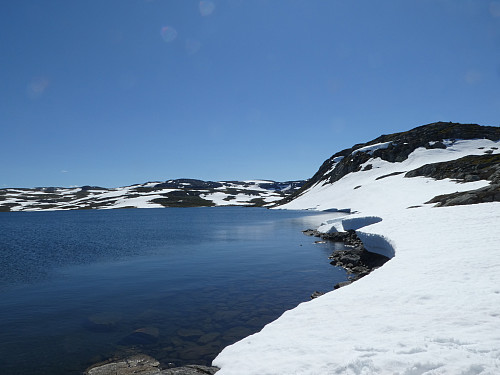 Mye snø langs Kvennsjøen