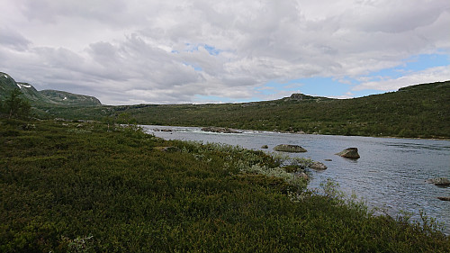 Hadde vært mulig å padle videre fra Vollevatn ved å gå i land på den lille øya midt i elva og sette ut på nedsiden 