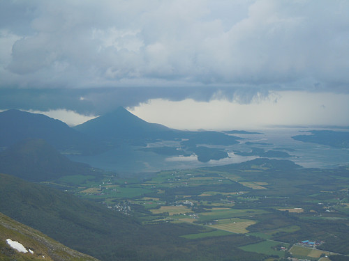 Fin utsikt fra Kvannfjellet, men veldig mørke skyer er på vei mot oss i rekordfart...