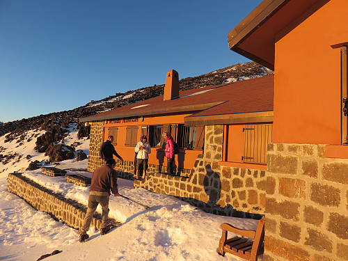 Refugio Alta Vista hvor hytteverten hakker spor i isen så folk skal komme seg ned igjen