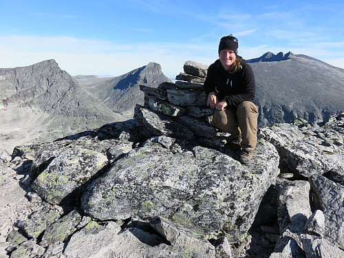 På toppen av Bruri med Store Langvasstind, Larstind og Snøhetta i bakgrunnen