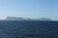 Bjørnøya med Fuglefjellet til venstre og Miseryfjellet til høyre